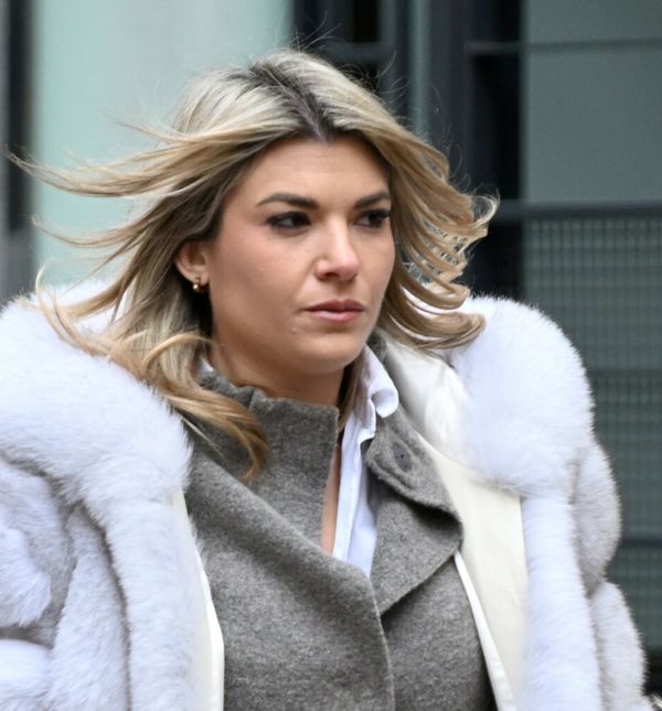 Zagrebačko street style izdanje u svijetloj bundi i sivom kostimiću