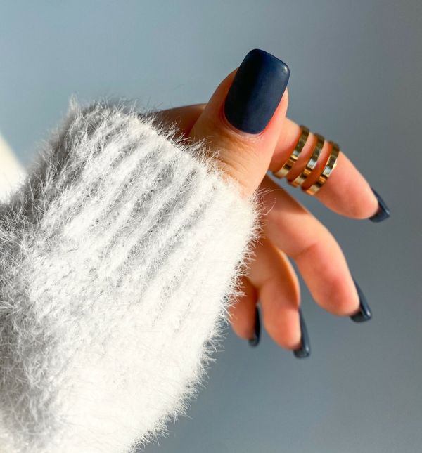 tamnoplava boja laka za nokte je suptilan odmak od klasike