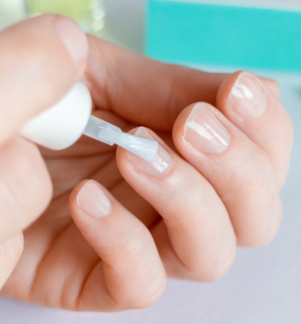 Pomoć u obnavljanju noktiju mogu biti lakovi za jačanje