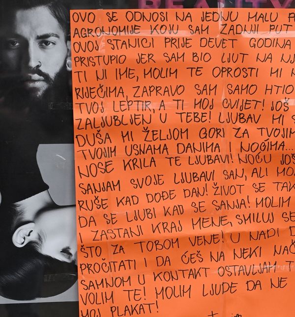 Ljubavna poruka na tramvajskoj stanici