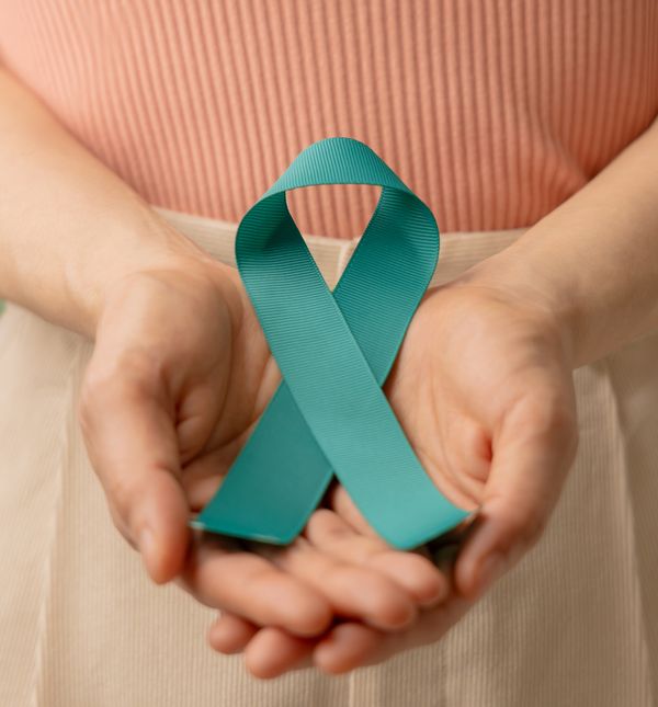 Siječanj je mjesec posvećen podizanju svijesti o raku vrata maternice kada tirkizne vrpce simboliziraju nastojanje u otklanjanju ove bolesti