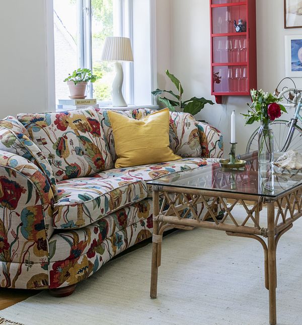 Cvjetne sofe u 2026. godini vraćaju se na velika vrata i postaju jedan od najupečatljivijih trendova u uređenju interijera