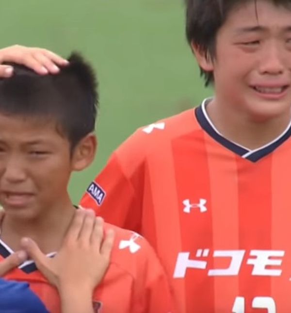 Mali nogometaši tješe poraženu momčad