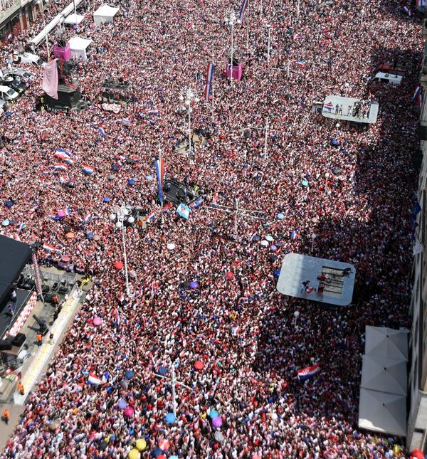 Procjenjuje se da je Vatrene na glavnom zagrebačkom trgu dočekalo oko 110 tisuća ljudi