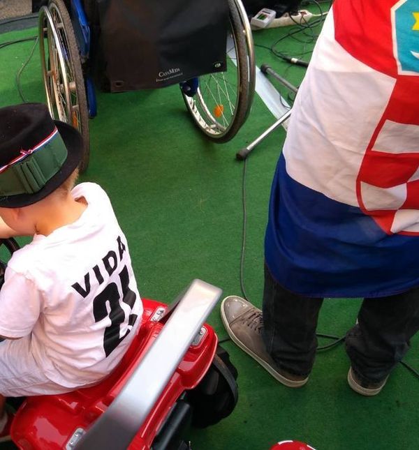 Malena zvijezda u svom traktoru