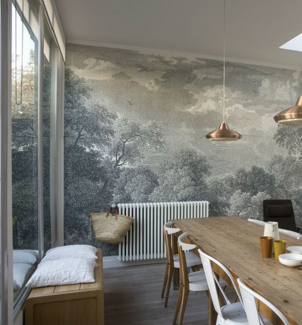 Dobar način za stvaranje potpuno novog ozračaja u domu je dodavanje tapeta na zid