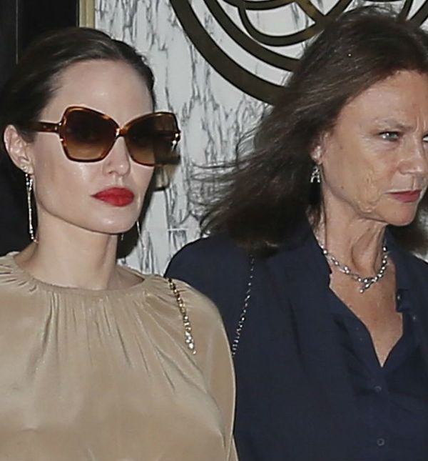 Angelina Jolie sa svojom krsnom kumom, glumicom Jaqueline Bissett u Parizu
