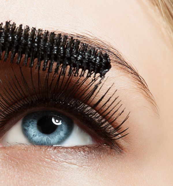 Žena nanosi maskaru