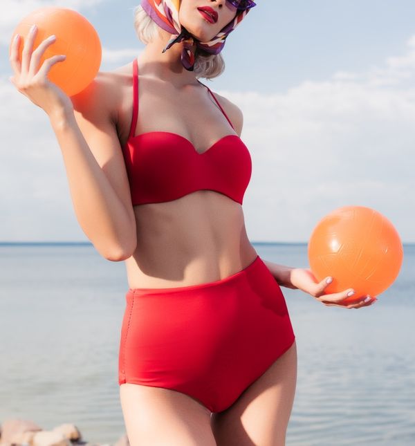 Kupaći kostimi visokog struka laskaju svakoj figuri