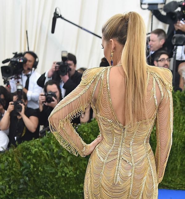 Duga kosa ženstevni je dodatak na crvenom tepihu