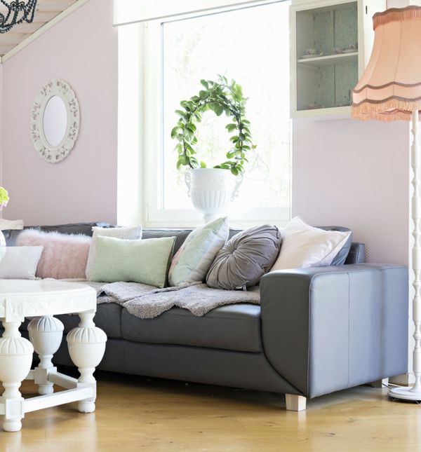 Stol, jastuci i ogledalo okruglog oblika