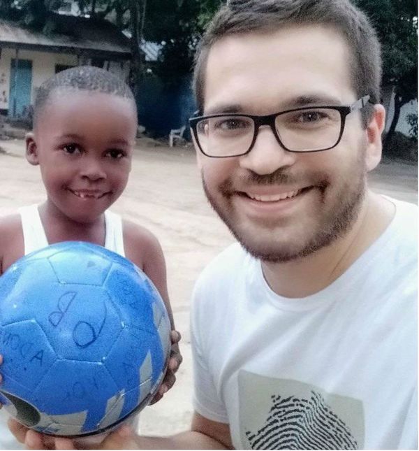 Profesor geografije Dejan Nemčić s dječakom Lorenom u Tanzaniji