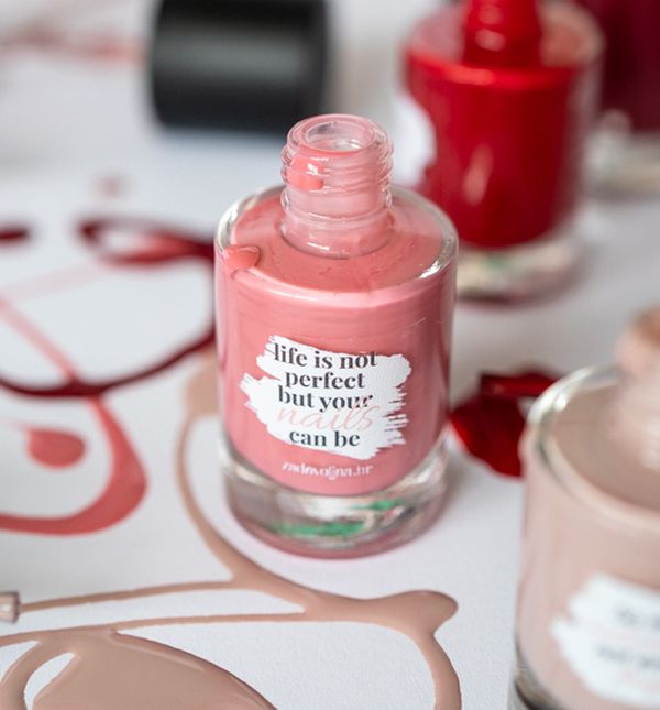 Poklanjamo vam 20 lakova za nokte s porukama u pet trendi boja