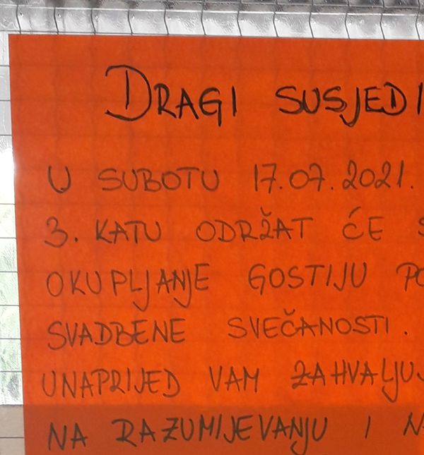 Mladenka je obavijestila susjede o okupljanju gostiju, a uskoro su pristigle i njihove čestitke