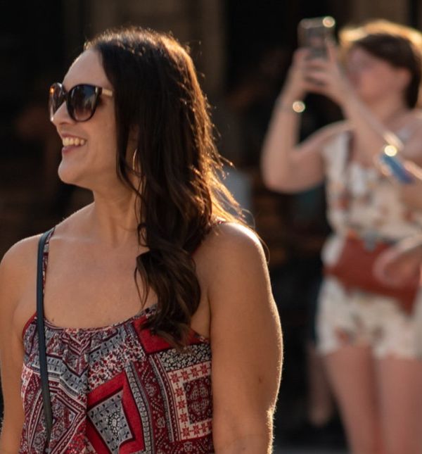 Street stylerica iz Dubrovnika u maksi haljini s uzorkom