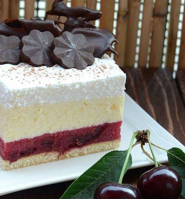 Lagani kolač s višnjama i pudingom