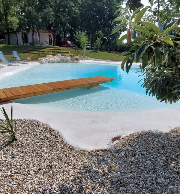 Bazen je poseban jer se u njega ulazi kao da ste na pješčanoj plaži