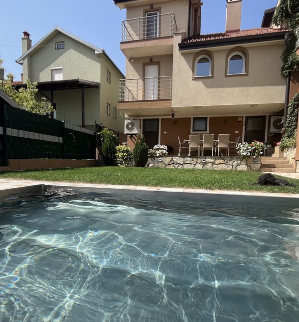 Dvorište s bazenom u Smederevu u kojem obitelj Krstić provede cijelo ljeto