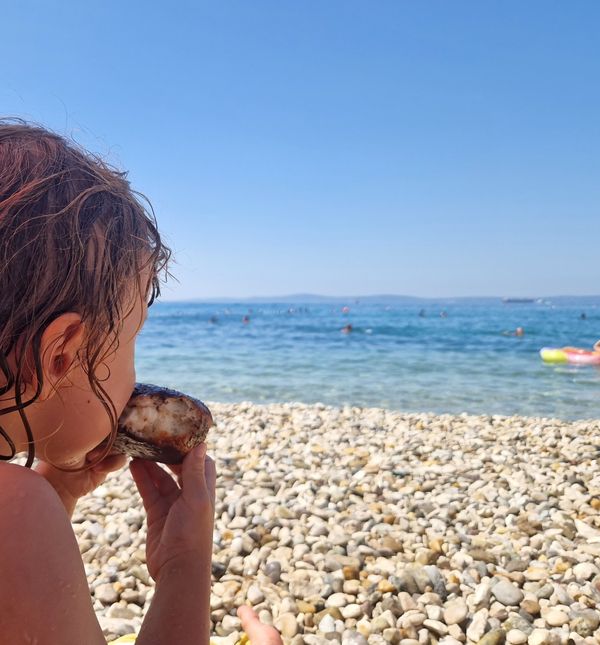 Svi mi odrasli smo grickajući nešto na plaži