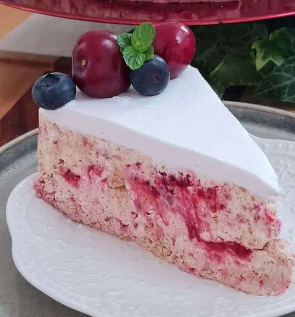 Brza torta s malinama gotova je za 15 minuta