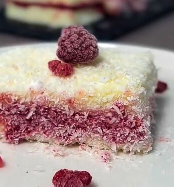 Kolač s malinama i kokosom blogerice Helene Pudić