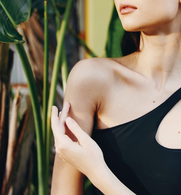 Kupaći kostim u crnoj boji savršen je za svijetlu put