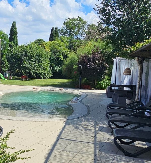 Villa Franka u Nedešćini u Istri ima bazen prirodnog izgleda i cvjetnu aleju s preko 150 biljaka