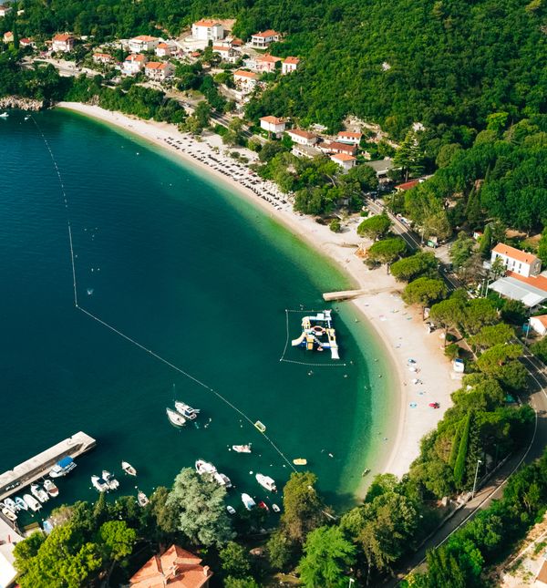 Plaža Medveja jedna je od najljepših plaža na Opatijskoj rivijeri i jedna od rijetkih prirodnih plaža na tom području