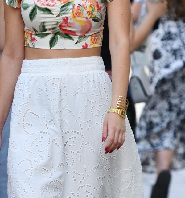 Žene popularne natikače nose u razmim kombinacijama