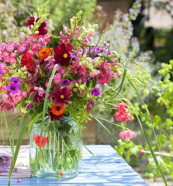 Ljetni buketi su divan ukras doma