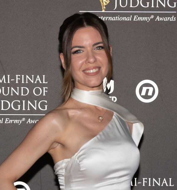 Voditeljica Valentina Baus na Emmyjima u haljini s potpisom Ivana Friščića
