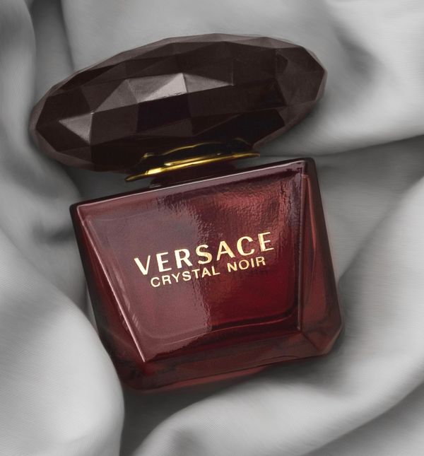 Versace Crystal Noir se na tržištu pojavio 2004. godine