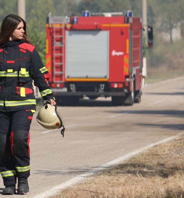 Hrabre vatrogaskinje u borbi protiv požara