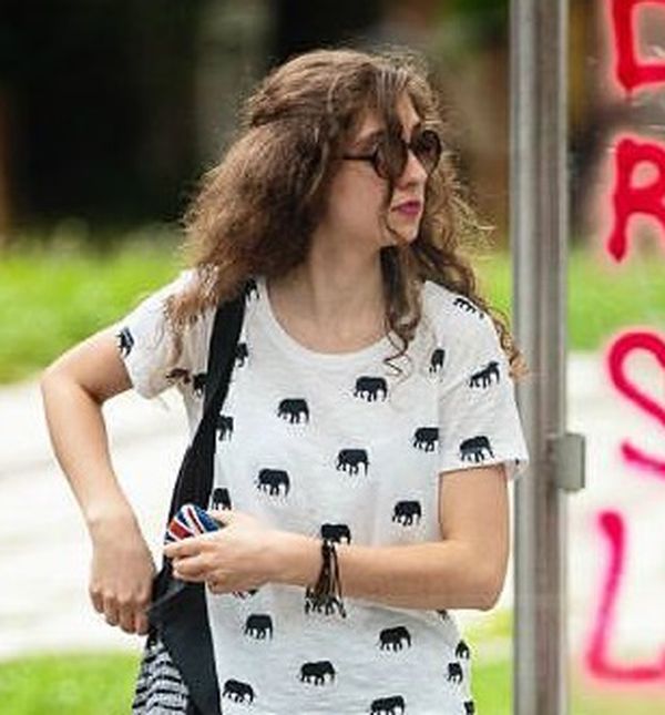 Djevojka na tramvajskoj stanici