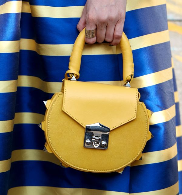 Spoj plave i žute boje u street style izdanju s Tjedna mode