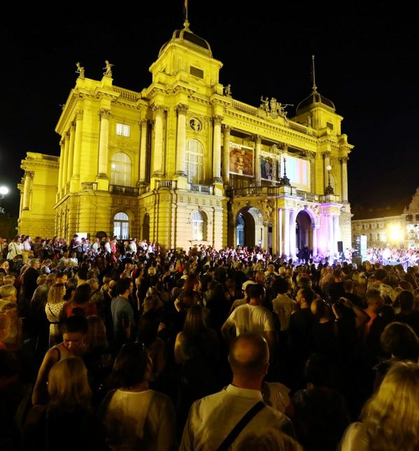 Besplatni koncert ispred zagrebačkog hnk pvodom kraja kazališne sezone je postao tradicija