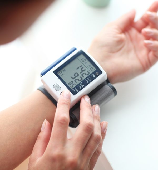 Žena mjeri krvni tlak