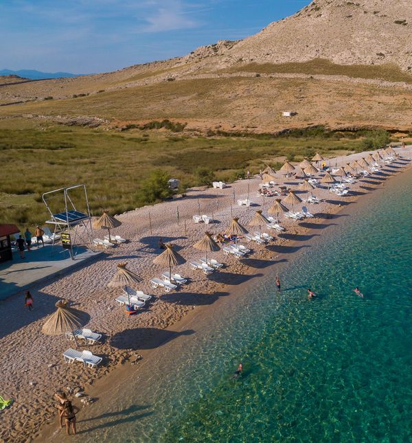 Uvala i plaža Vela luka kod Baške na otoku Krku