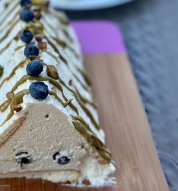 Kolač od sira, pistacija i borovnica