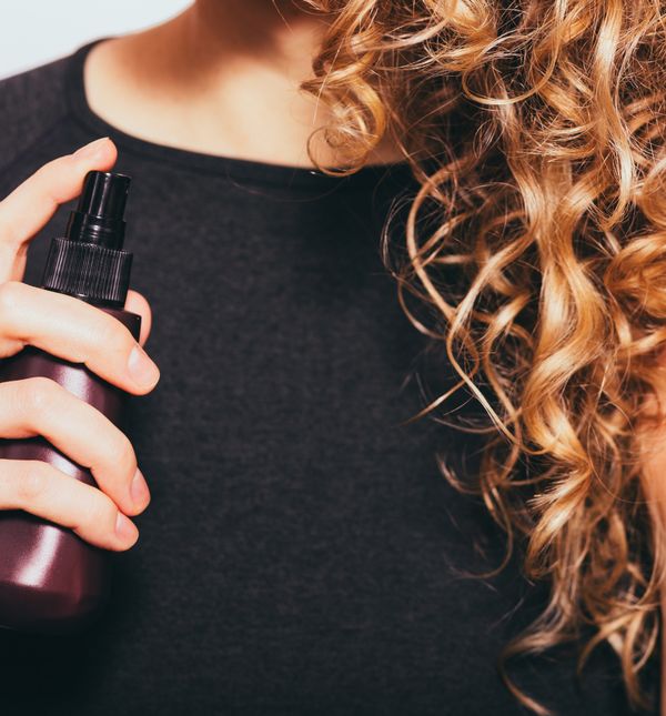 Morska sol u spreju oponaša učinak morske vode – stvara grublju teksturu, razdvaja pramenove i čini kosu podatnijom za stiliziranje