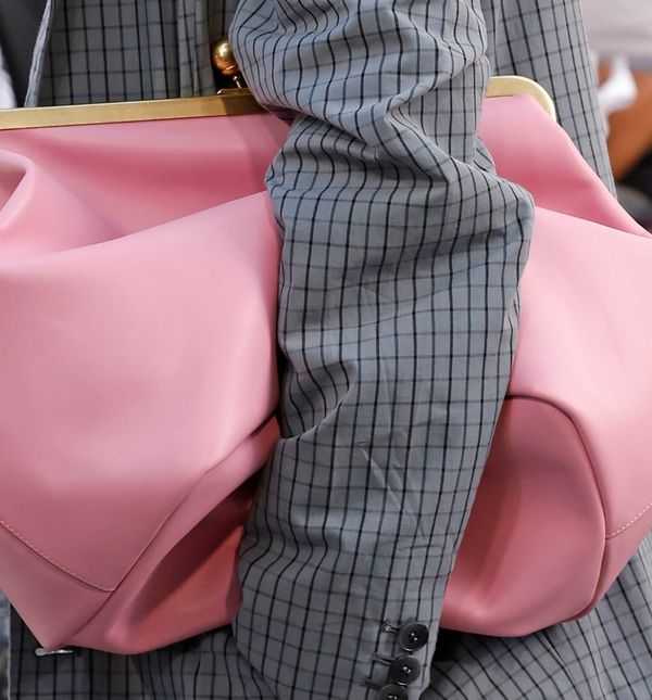 Prostrana torba ima takozvano kisslock zatvaranje inspirirano vintage torbicama