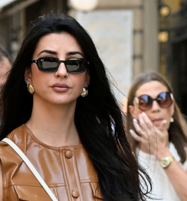 Street style mama iz centra Zagreba u kožnatoj haljinici boje karamele