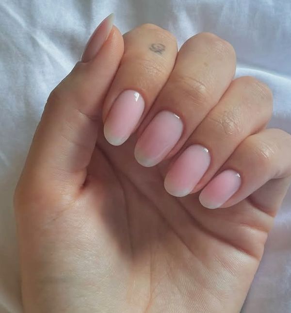 Nokti u nijansi ružine vodice izgledaju elegantno i prirodno