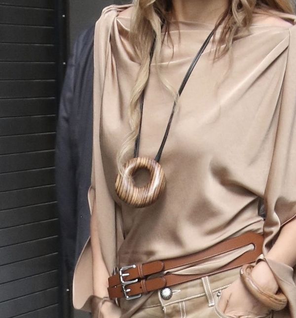 Rita Ora u bež kombinaciji