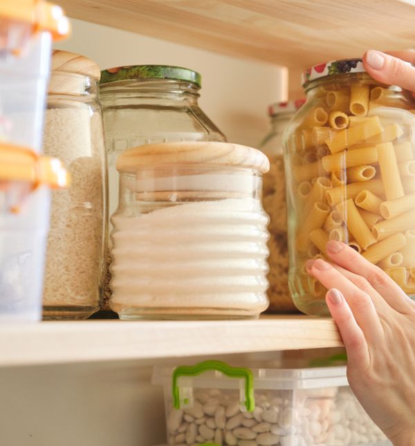 Prije puta pregledajte otvorene vrećice brašna, tjestenine, keksa, orašastih plodova – sve ono što je napola otvoreno i može se pokvariti ili privući kukce