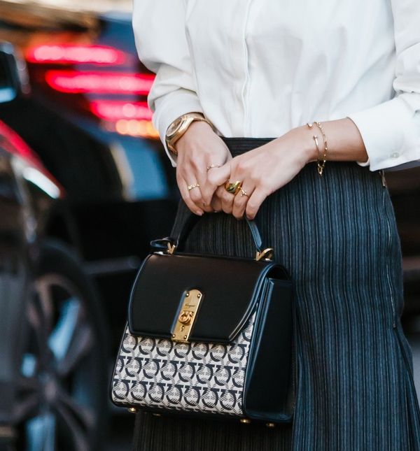 Bijela košulja i suknja klasičan su odabir za uredske kombinacije