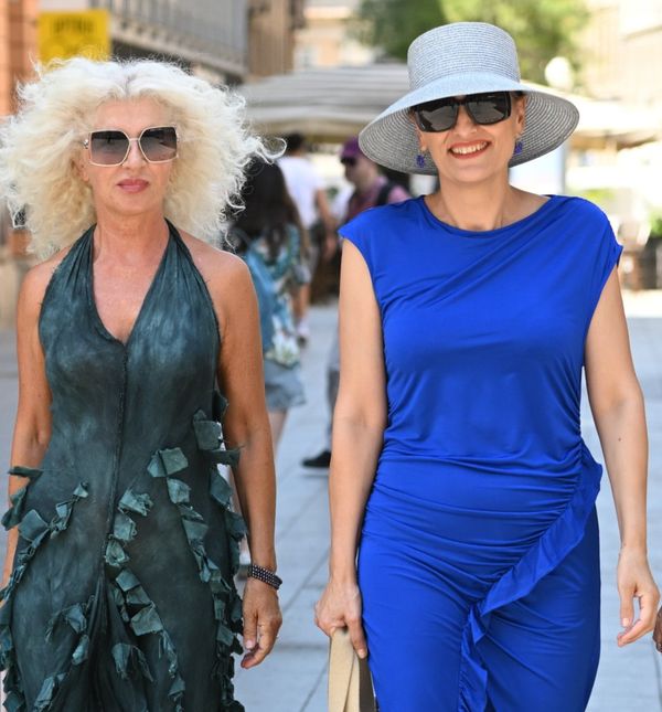 Tri dame sa zagrebačke špice u haljinama