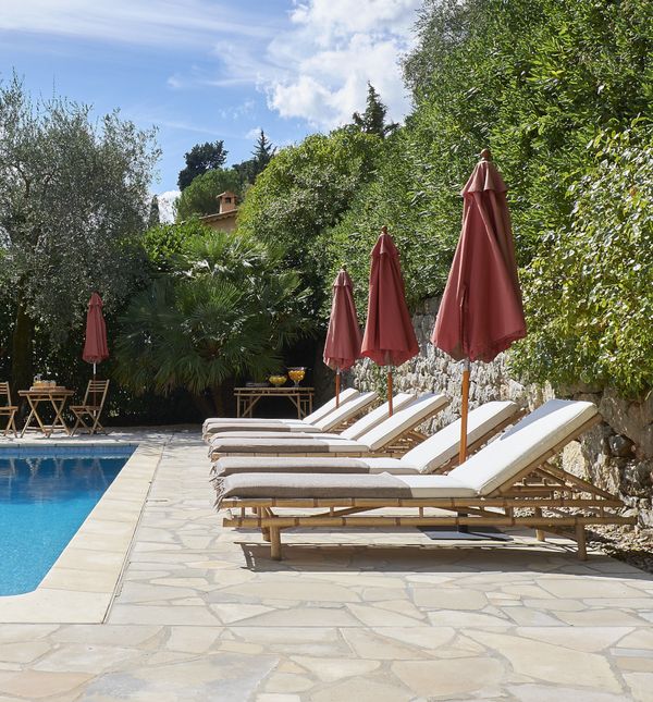 Kamena kuća s bazenom okružena zelenilom čista je fantazija