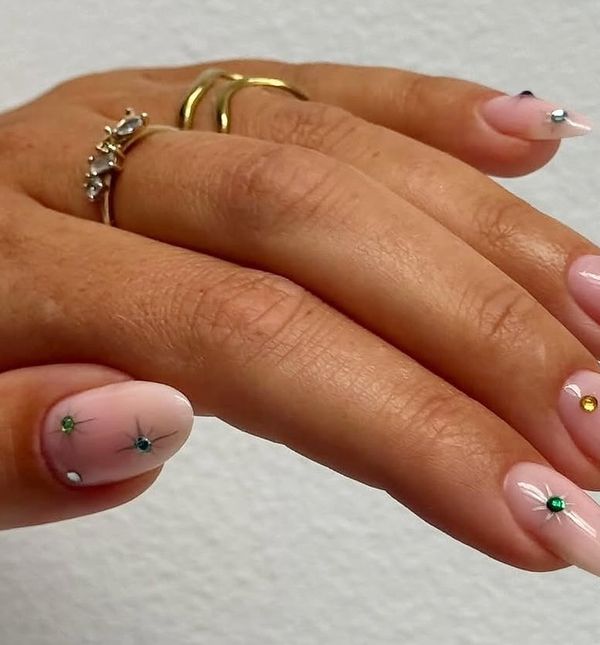 Cironi su divan ukras na noktima