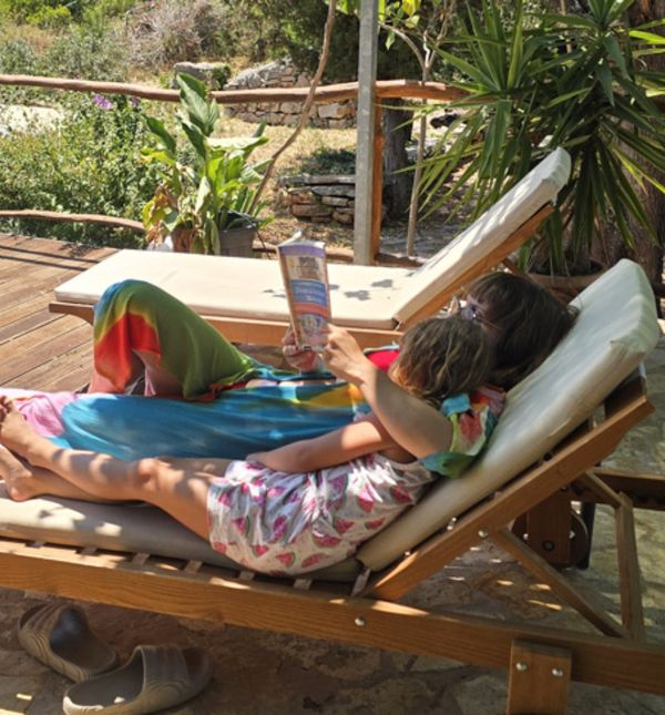 Barbara i kćerkica Mina uživaju u zajedničkom čitanju